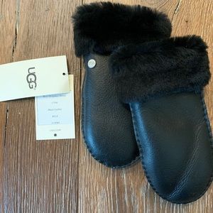 UGG Kids (2-4) sheepskin gloves